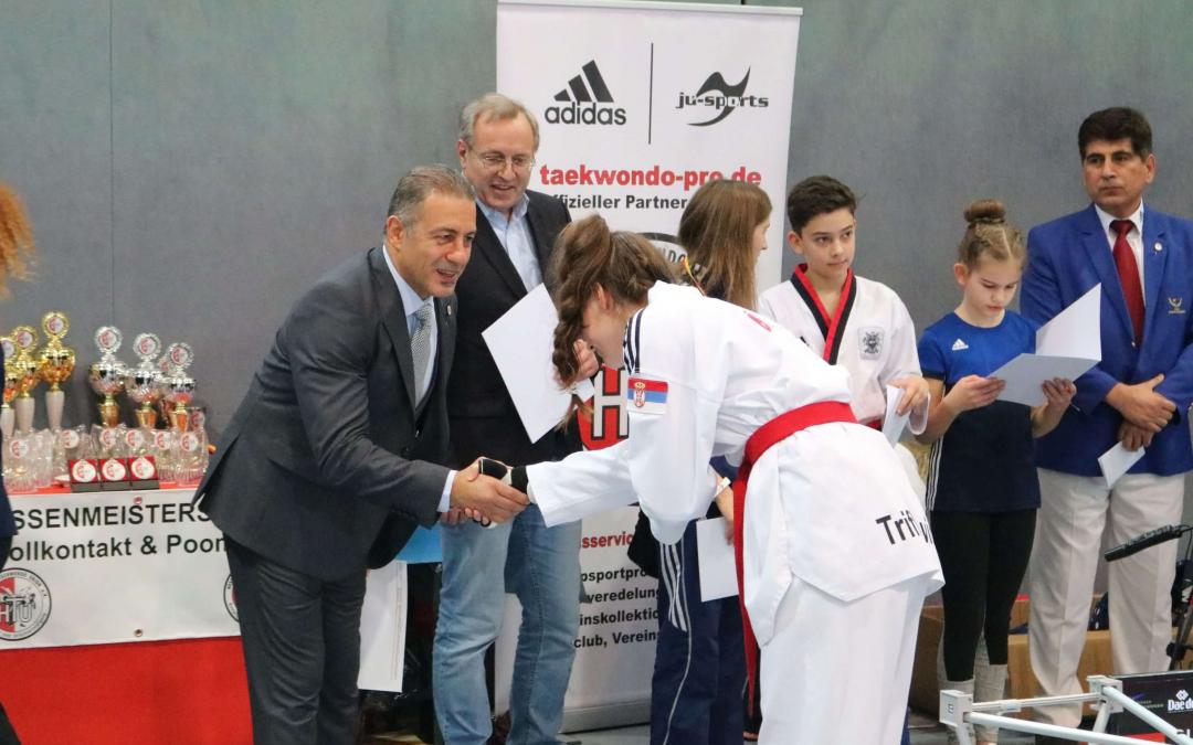 Bronze-Ehrennadel für Laura Trifkovic